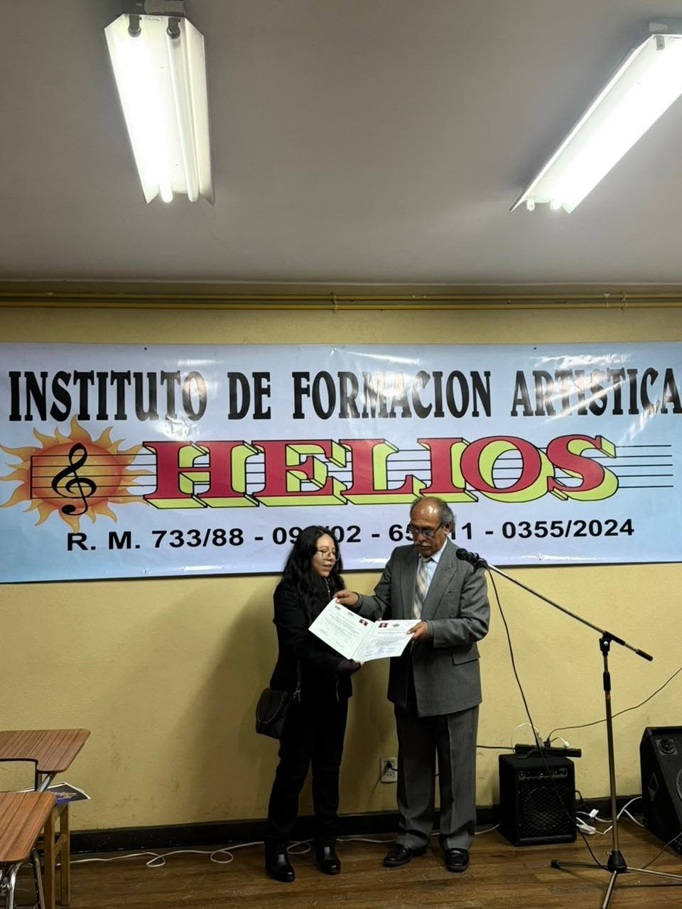 Docentes y estudiantes en acto institucional